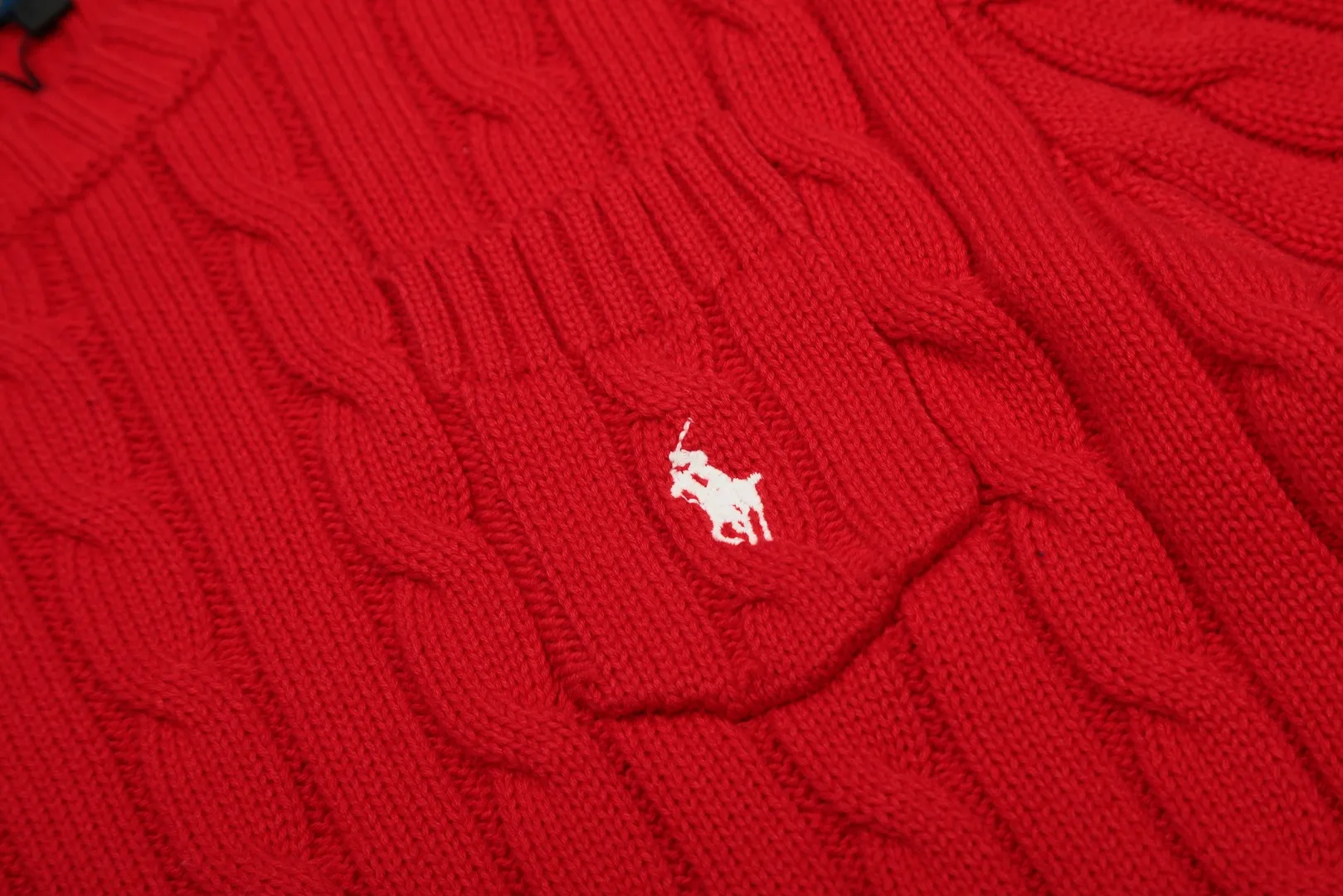 P154 💰 "Top quality" Style number: DS222# (not off the shelves all year round) [Ralph Lauren round neck pocket style solid color pony embroidered logo knitted short sleeves] ✅Ralph Lauren Ralph Lauren classic basic pocket all-match style goddess knitted short sleeves for all seasons ✅Main supplier platform live broadcast Wholesale entity Replenish when out of stock Not off the shelf ✅ZP quality 1:1 version Scan the code to enter the GF website Counter quality ✅Details and quality are the only one in Guangzhou. Imported quality cotton yarn, focusing on high-end, cost-effective, good quality needless to say. ✅The version is restored to the original order. The maximum size can be worn up to 160 pounds. Loose, comfortable and stress-free. ✅The upper body is simple and easy to match. A must-have for goddess ootd. Good-looking clothes are never picky. A must-have in the goddess’ wardrobe. Size: S-XL. Color: White, almond, purple, orange, gray, yellow, black, khaki, pink, navy, rose, green. Chinese red olive green light blue white label light blue blue label